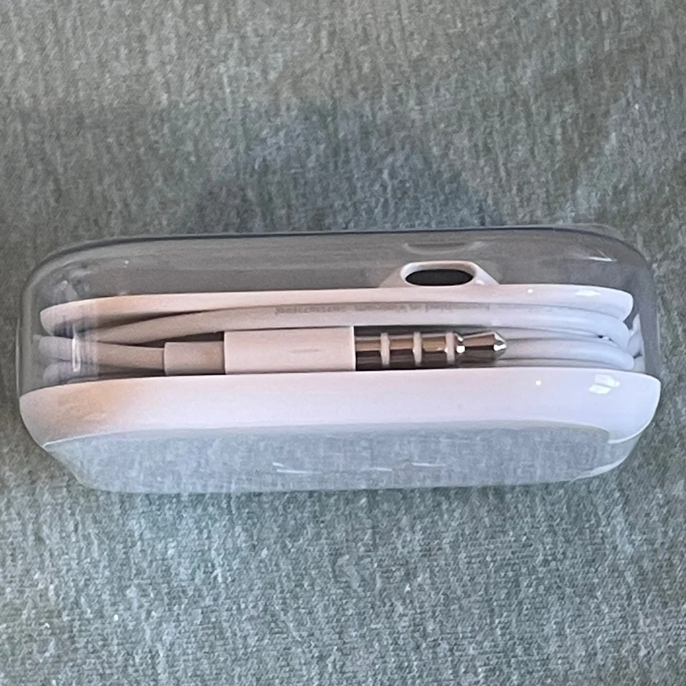 NEW Apple EarPods Headphones 3.5mm Style iPhone 6 + Older NIP